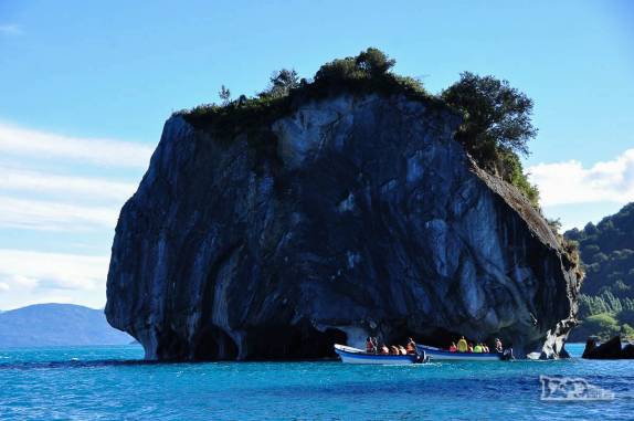 Turistas observam a Catedral de Mármore, no lago General Carrera, região de Puerto Rio Tranquilo, na Carretera Austral, sul do Chile